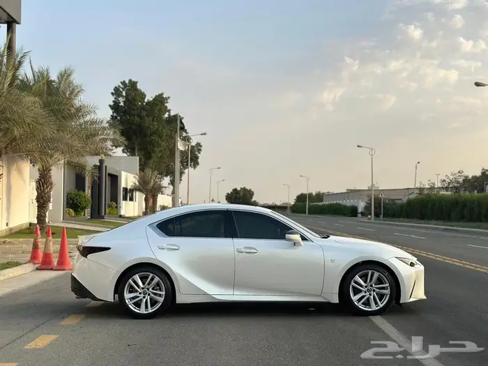 لكزس IS300 2024 شبه جديدة 6