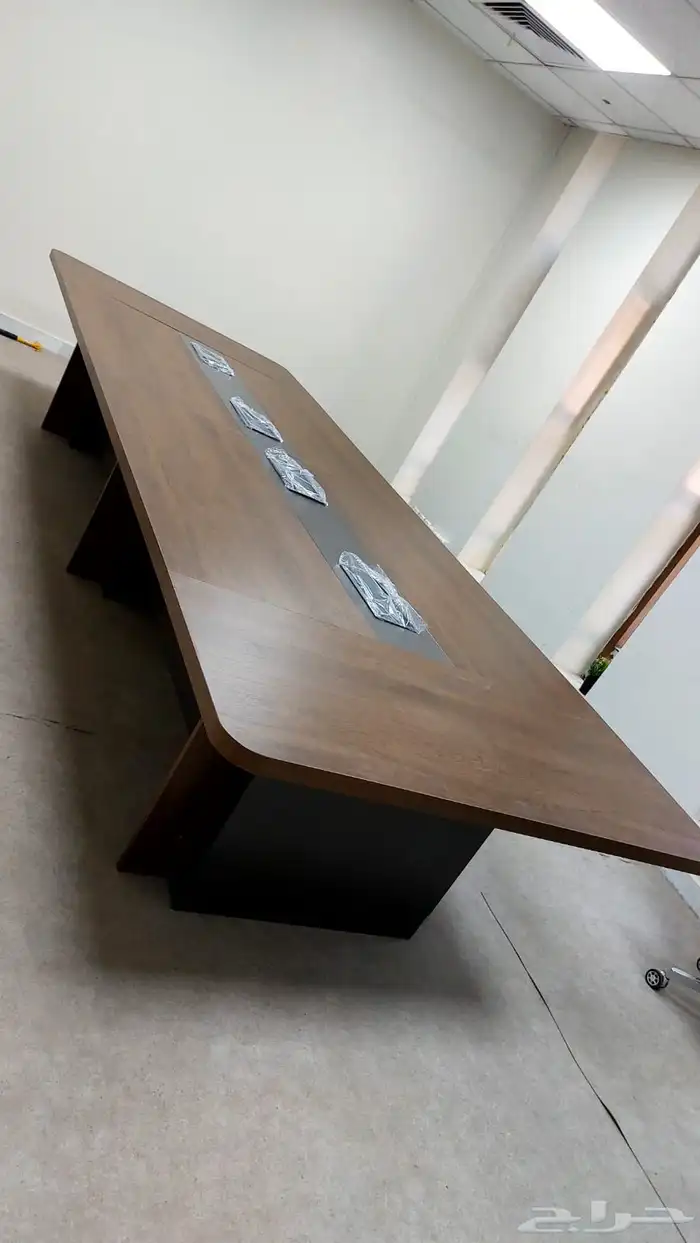 اثاث مكتبي طاولة اجتماعات ابيض و كونتر استقبال متوفر 2