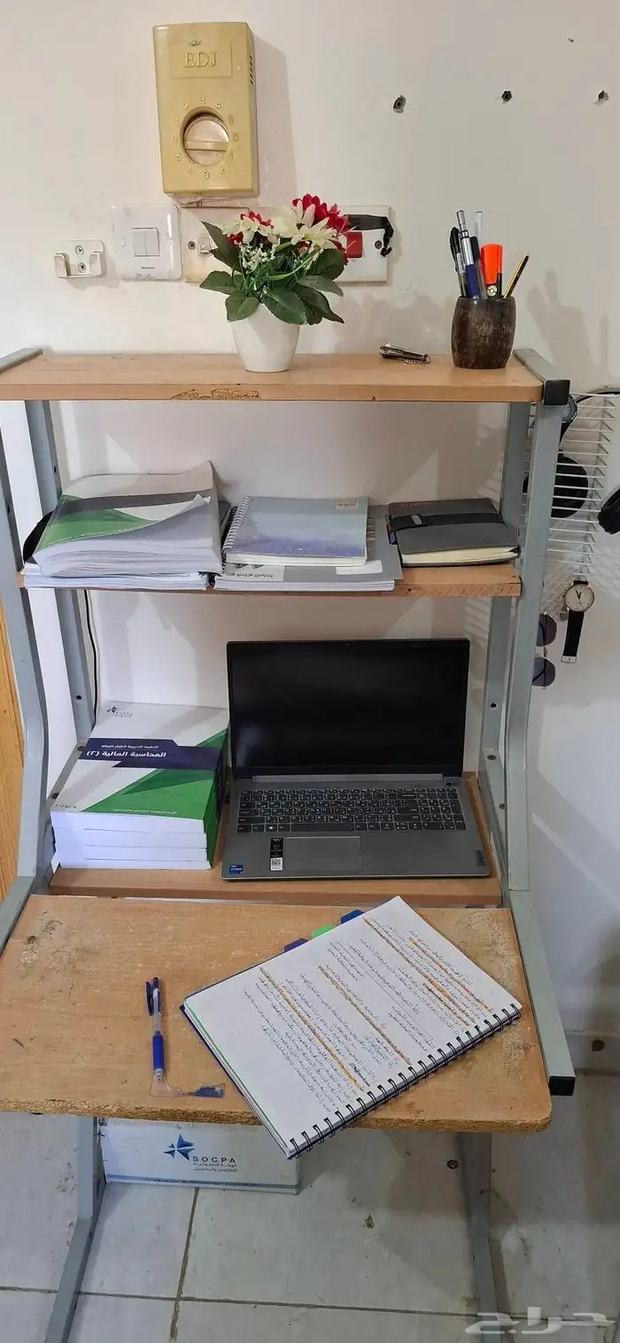 طاولة كبيرة وبها اربع رفوف وحمالة واستاند يصلح ان يكون جزامه 0