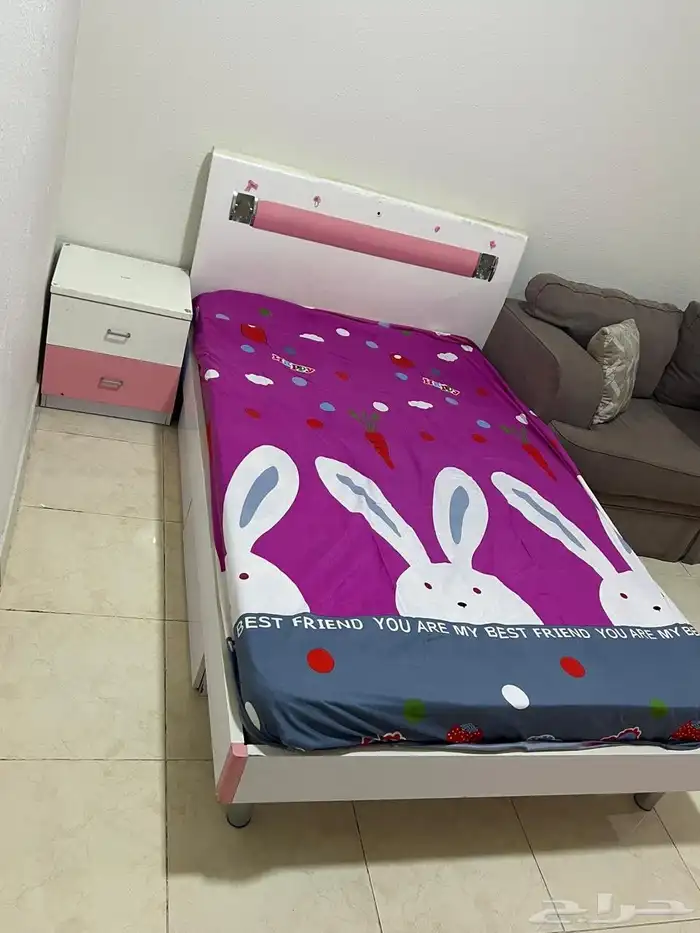 غرفة نوم اطفال بحالة جيدة عبارة عن سيرير 120 ودولاب 6 باب 2