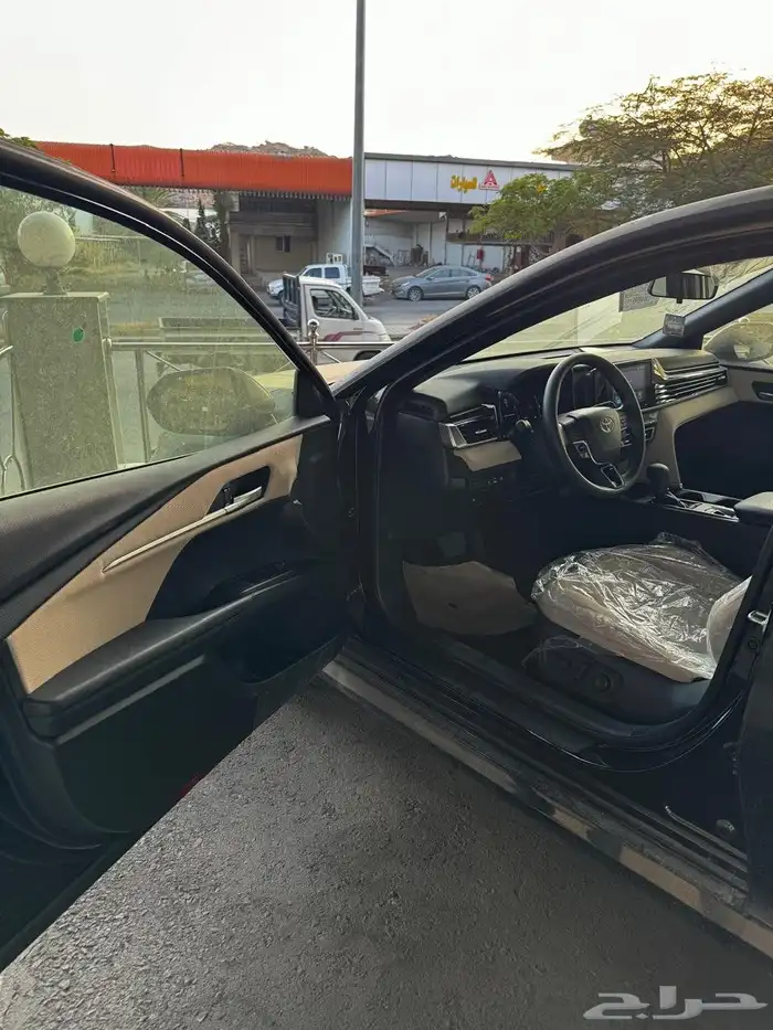 تويوتا كامري E 2025 اصفار 7