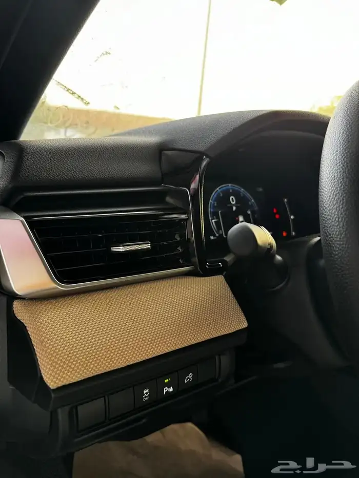 تويوتا كامري E 2025 اصفار 8