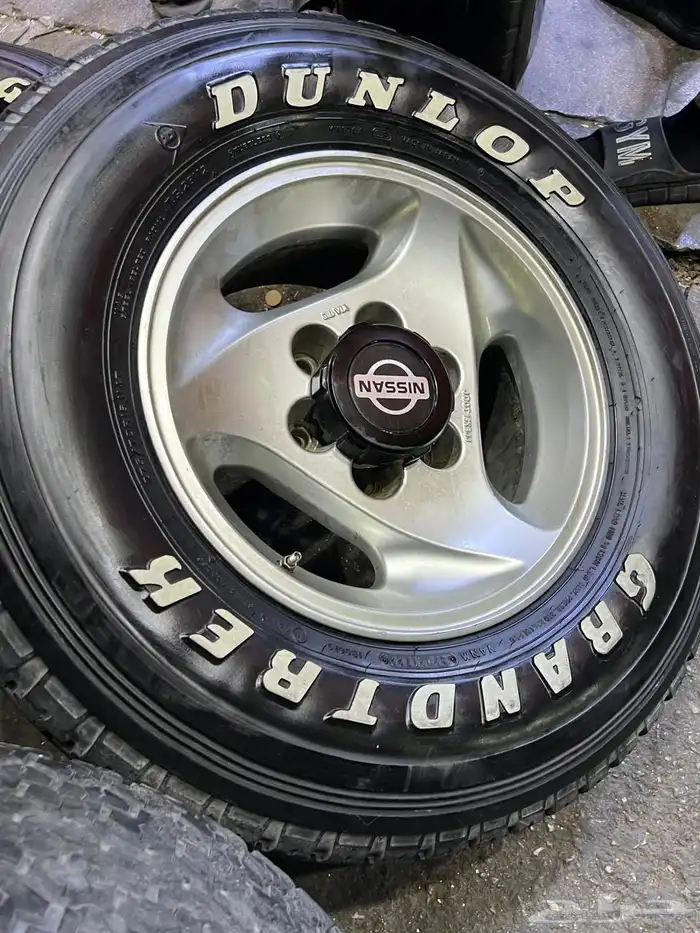 جنوط سنبوسه مقاس 16 مع كفرات دنلوب مقاس 275 70 16 14