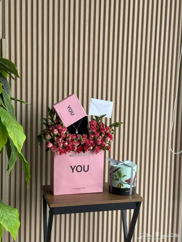 مندوب توصيل هدايا او تنسيق تغليف الهدايا 0