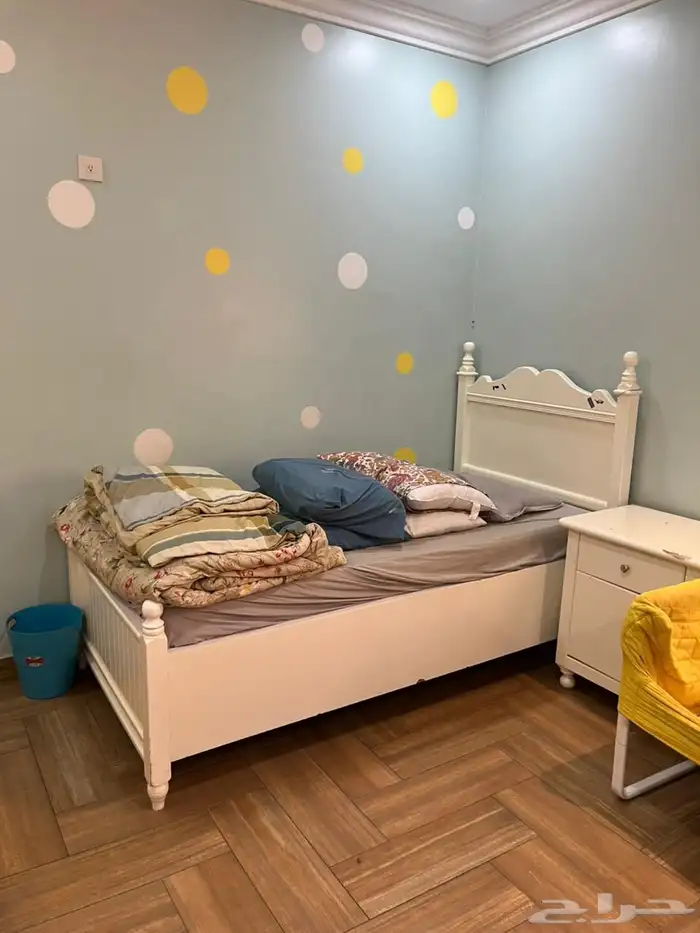 غرفه نوم بحالة شبة جديدة 0