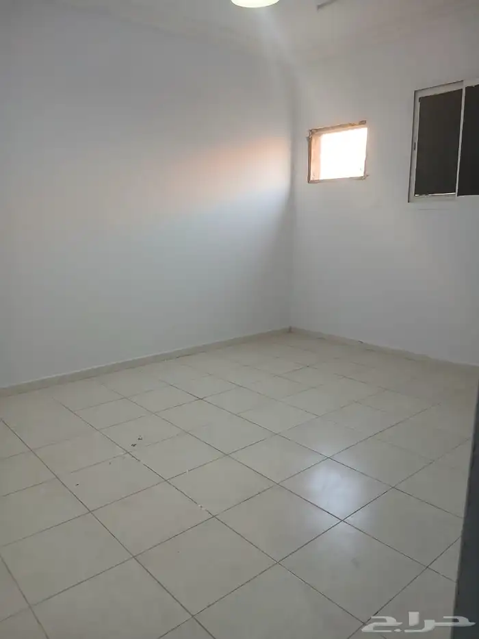 للإيجار شقه مجدده في حي الجراديه 26ألف على دفعتين 1