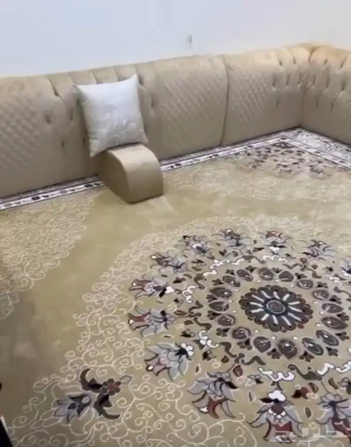 للبيع مساند ومفرشه نظيفه جدا اخت الجديد مقاس المفرشه 4 في 3 0