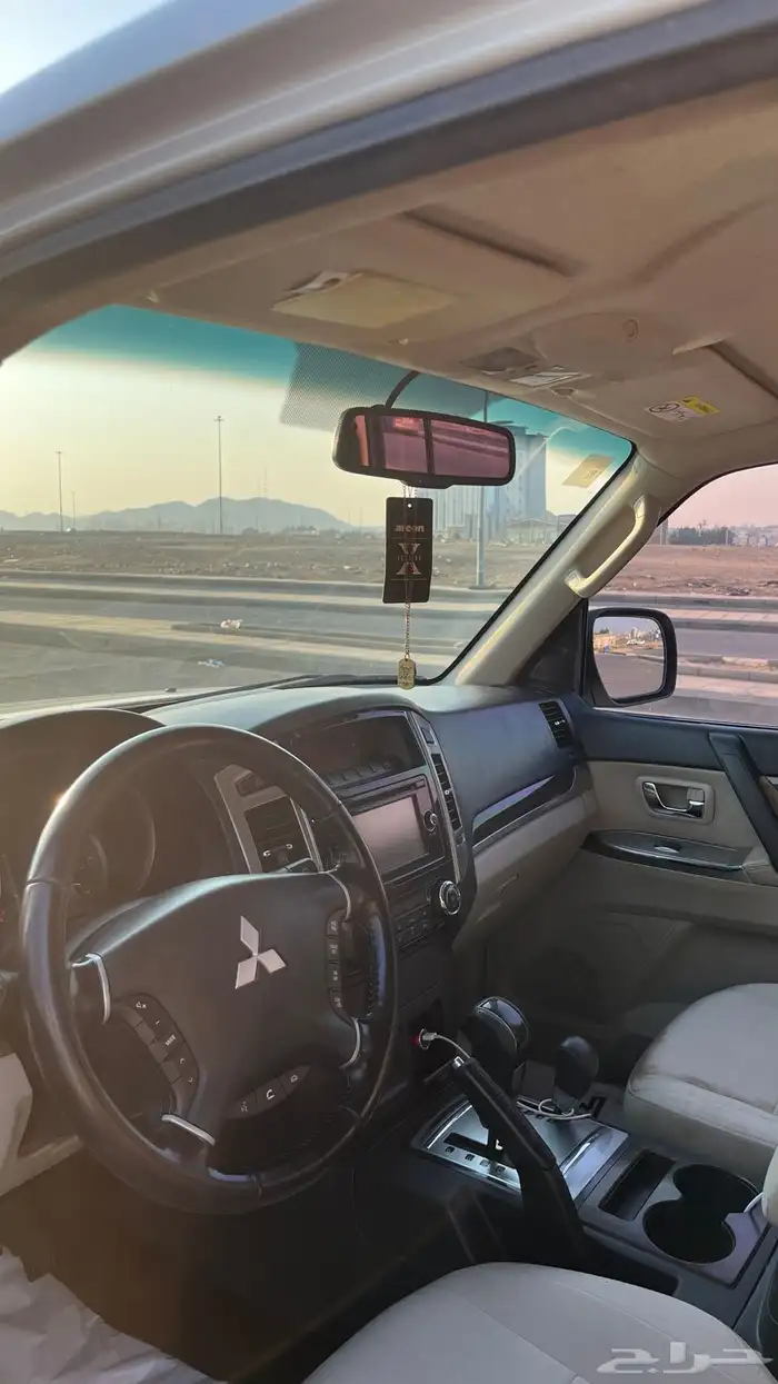 للبيع باجيرو 2017 نص فل نظيف اللون لولي 14