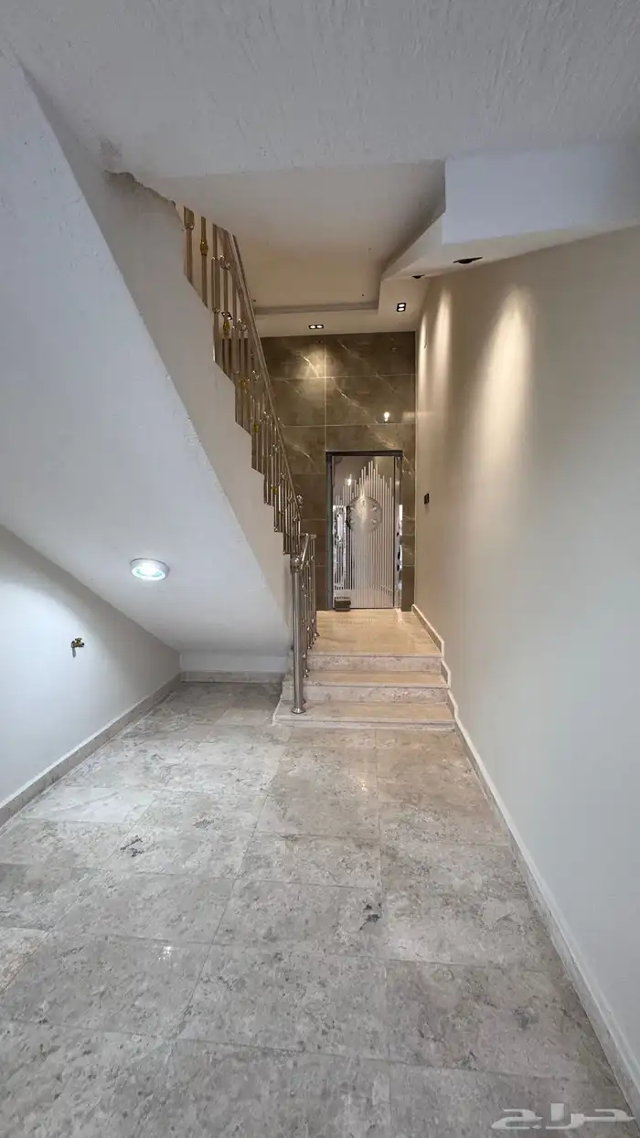 للبيع روف علوى 9 غرف مقابل نادي ضمك طريق ابها الخميس 2