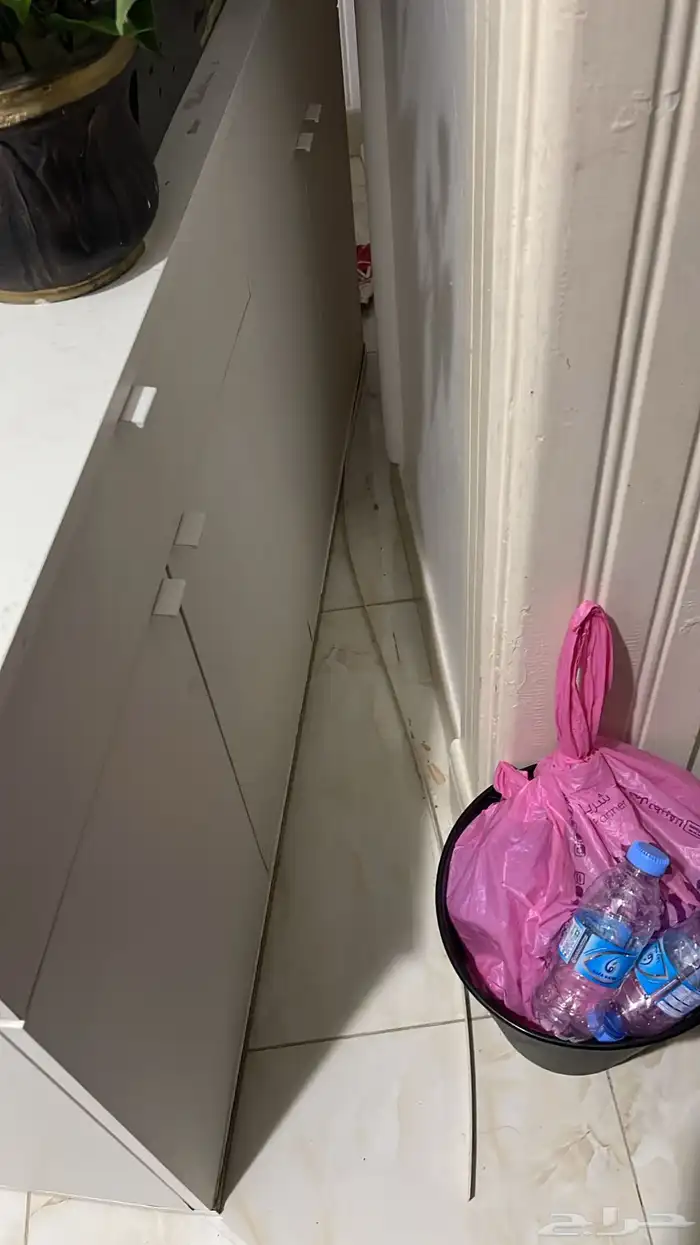 طاولة اربع اشخاص نضيفة بدون كراسي و بوفية 0