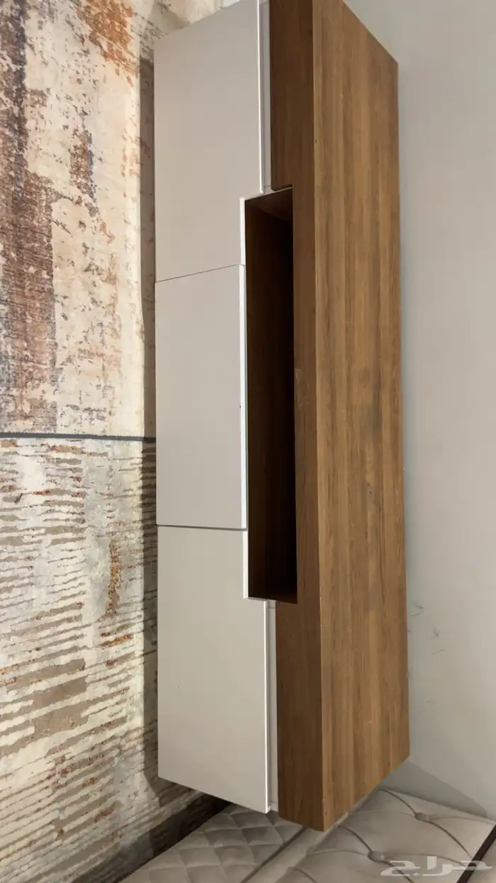 مكتبة كتب وطاولة بلازما 1