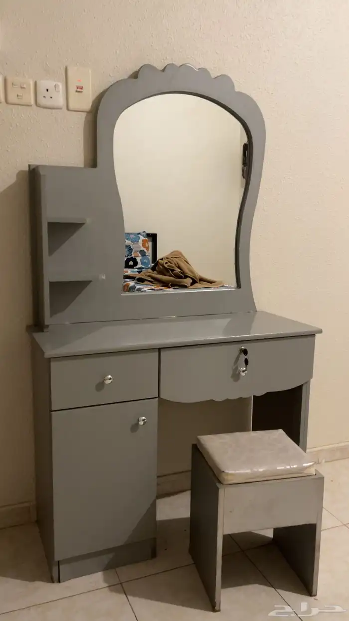 تسريحة لون رمادي خشب مع 3 ادراج نظيف غير مكسور مع مفتاحة 0