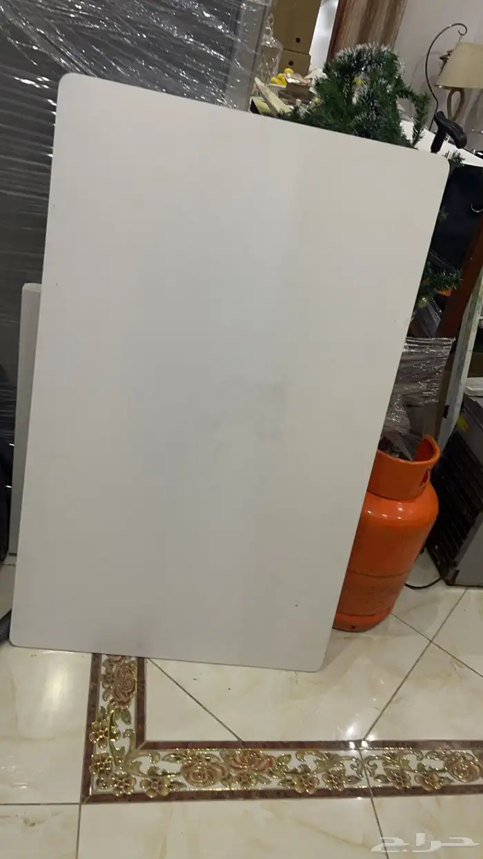 طاولة اربع اشخاص نضيفة بدون كراسي و بوفية 1