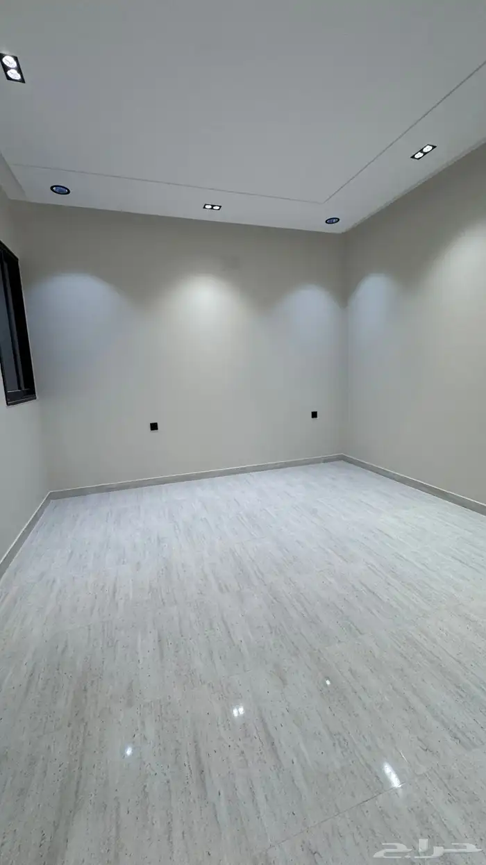 للبيع روف علوى 9 غرف مقابل نادي ضمك طريق ابها الخميس 18