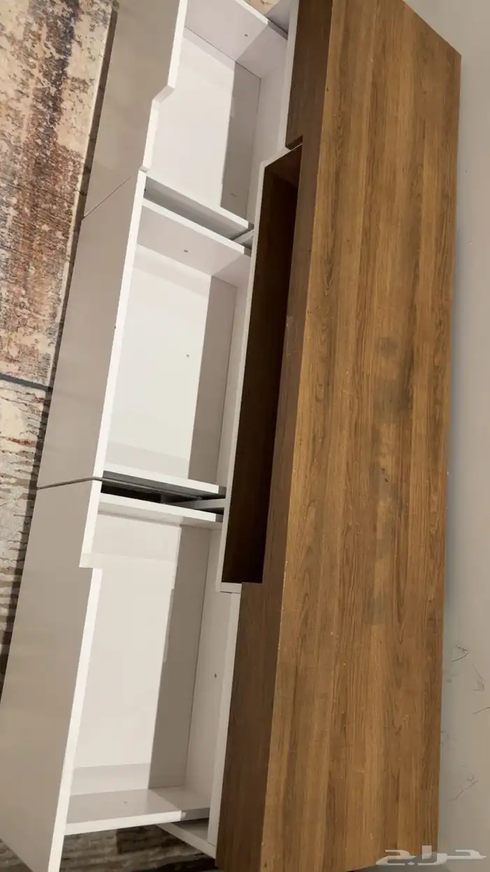 مكتبة كتب وطاولة بلازما 2