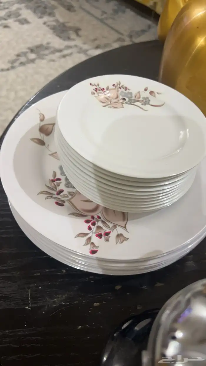 اواني للبيع بسبب النقل فيه دلال وبراريد كلها السيف 2