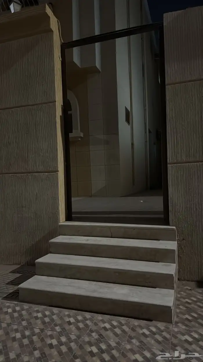 شقة خمس غرف دور ارضي ومدخل خاص حي السلام 19