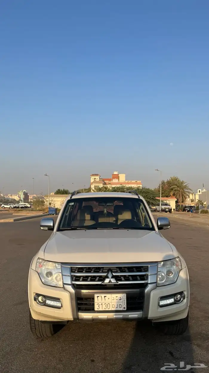 للبيع باجيرو 2017 نص فل نظيف اللون لولي 0