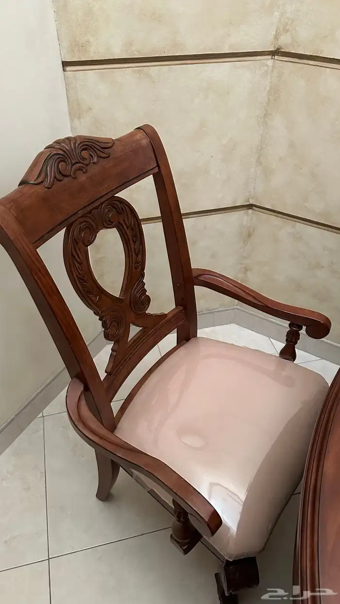 طاولة طعام خشب نظيفه 2