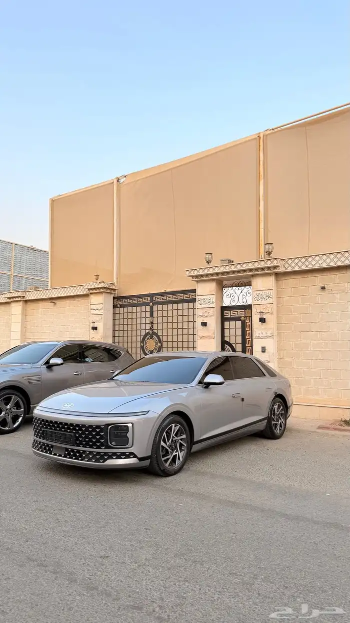 ازيرا 2023 ( بنزين 6V ) بحالة الوكالة 4