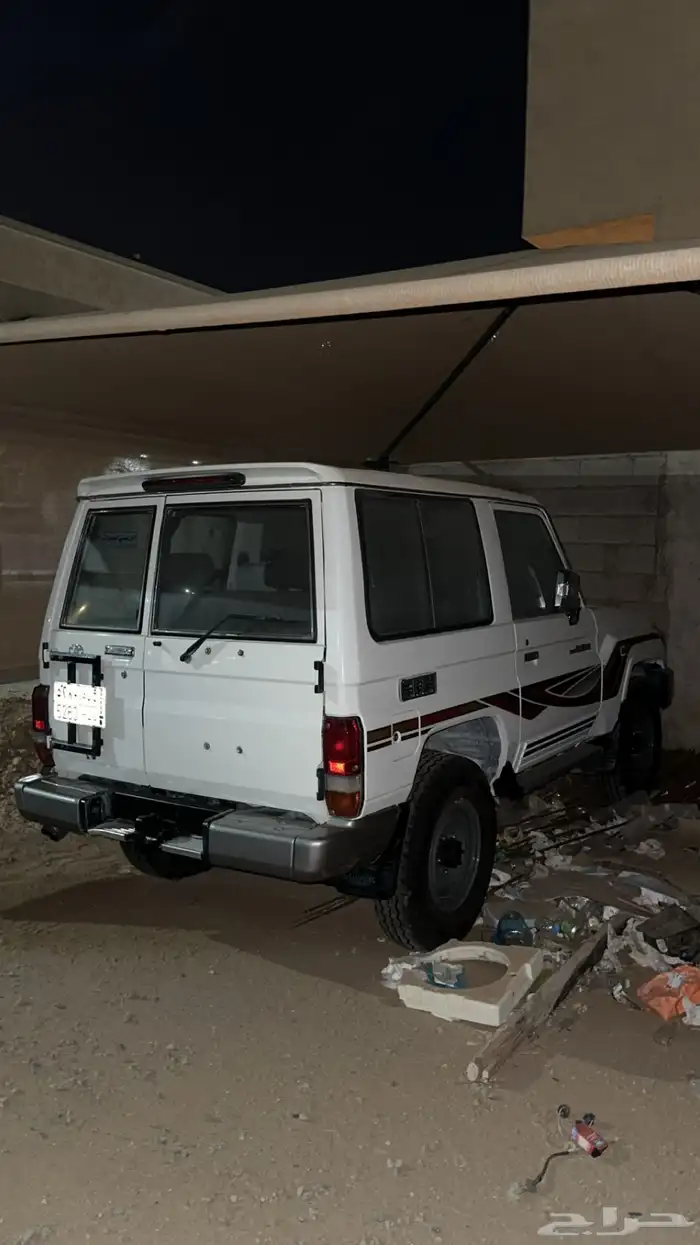 للبيع جيب ربع 2016 مرشوش جنبين مكينه وقير شرط 0