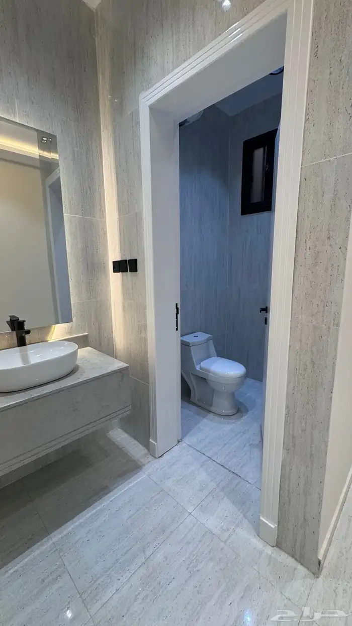 للبيع روف علوى 9 غرف مقابل نادي ضمك طريق ابها الخميس 24