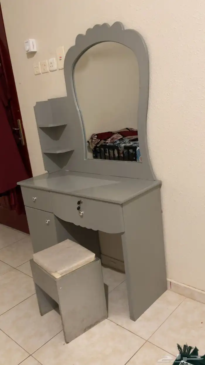 تسريحة لون رمادي خشب مع 3 ادراج نظيف غير مكسور مع مفتاحة 1