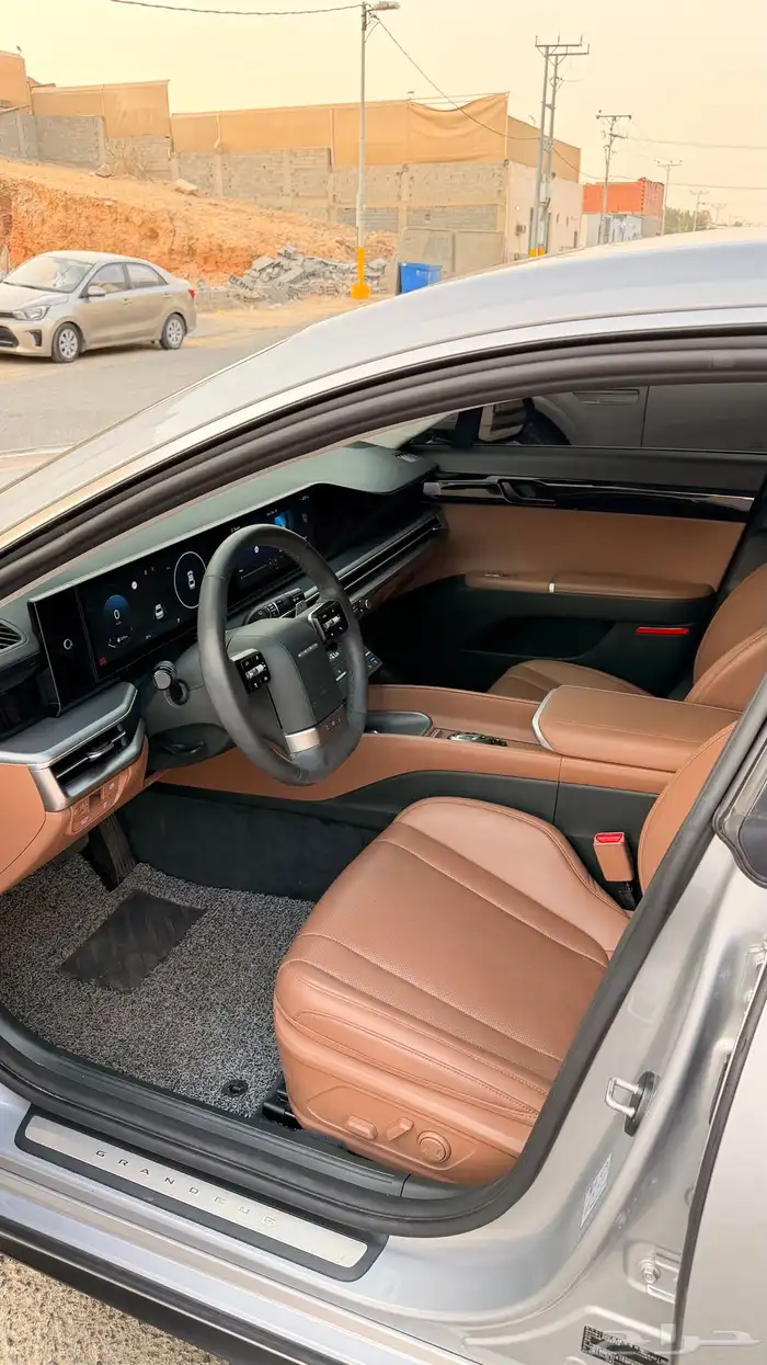 ازيرا 2023 ( بنزين 6V ) بحالة الوكالة 10