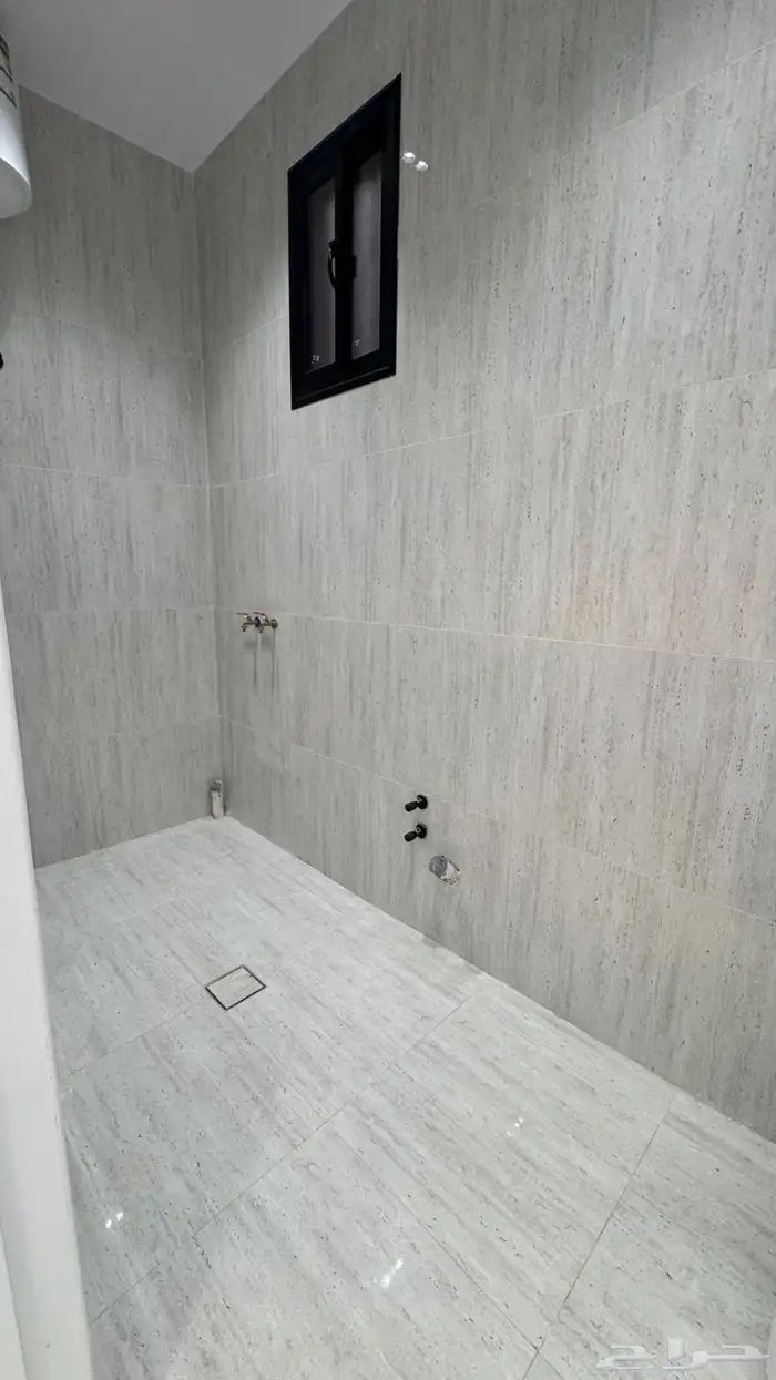 للبيع روف علوى 9 غرف مقابل نادي ضمك طريق ابها الخميس 29