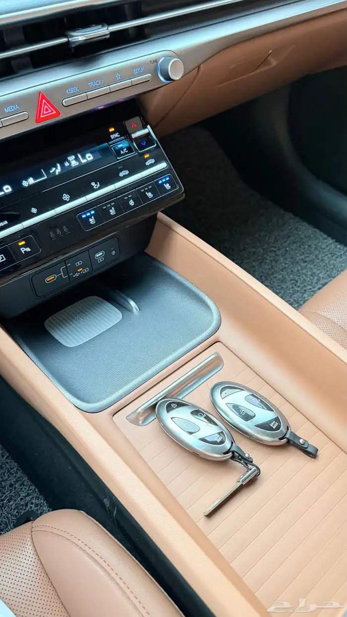 ازيرا 2023 ( بنزين 6V ) بحالة الوكالة 19