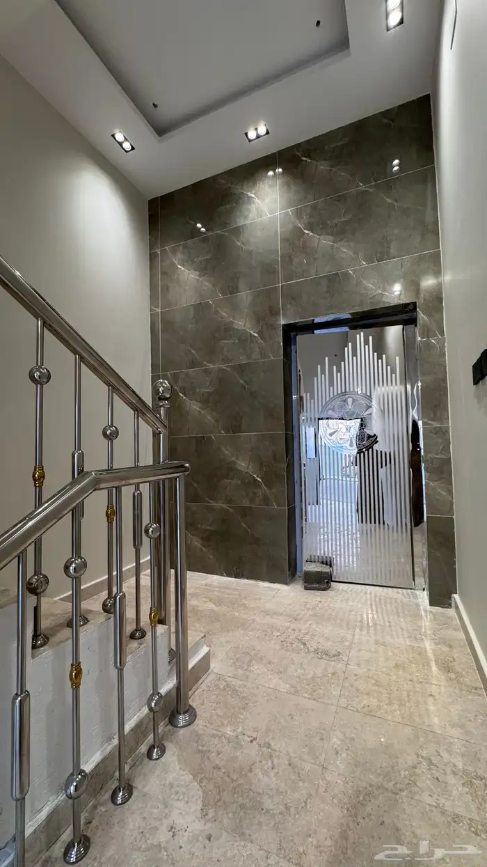 للبيع روف علوى 9 غرف مقابل نادي ضمك طريق ابها الخميس 3