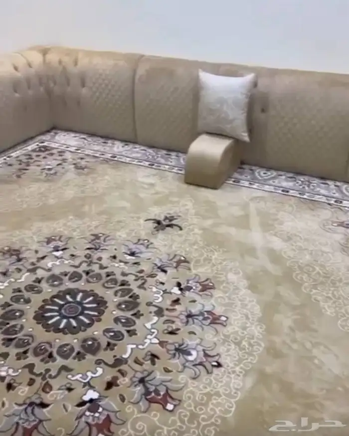 للبيع مساند ومفرشه نظيفه جدا اخت الجديد مقاس المفرشه 4 في 3 3