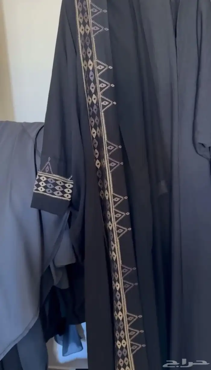 عباية نص بشت سوداء بتطريز 2