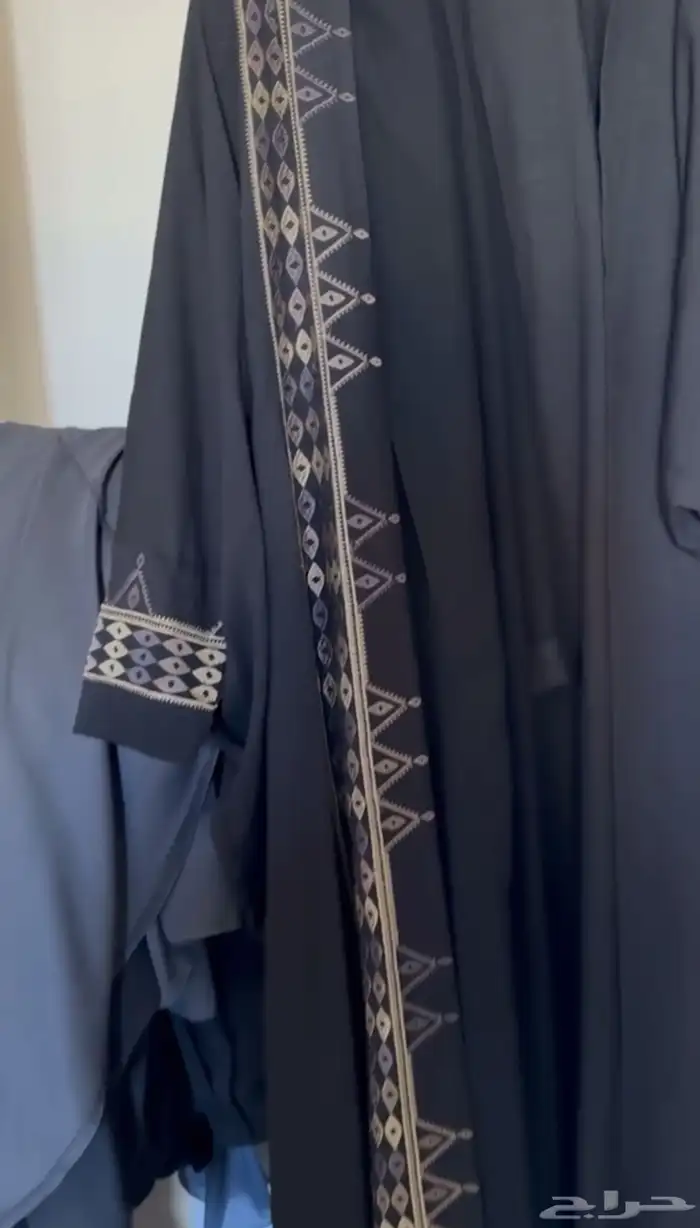 عباية نص بشت سوداء بتطريز 1
