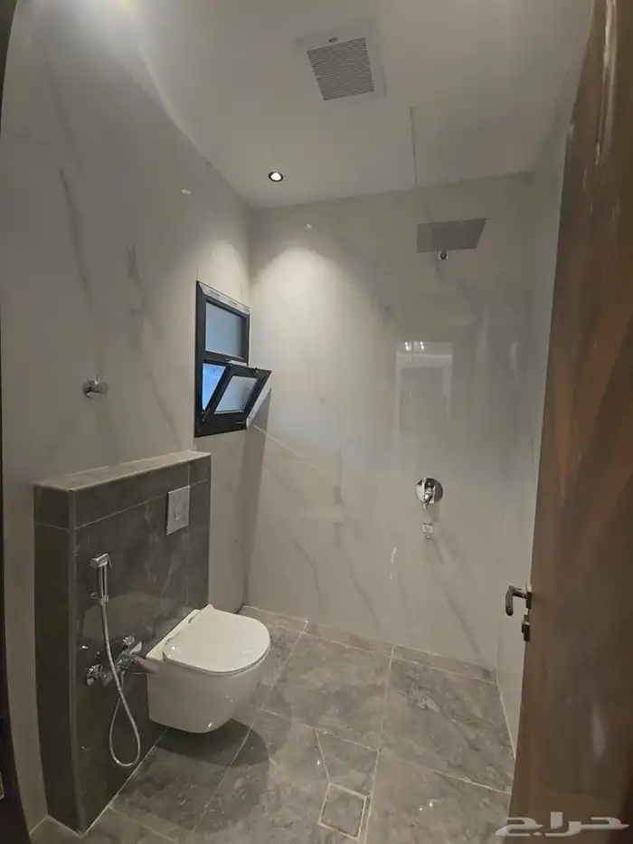 فيلا مع شقة (درج داخلي وشقة) للبيع شرق_الرياض حي الرمال 4