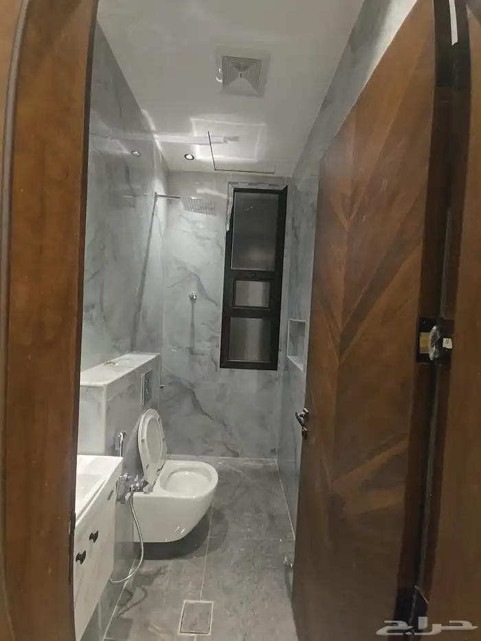 فيلا مع شقة (درج داخلي وشقة) للبيع شرق_الرياض حي الرمال 1