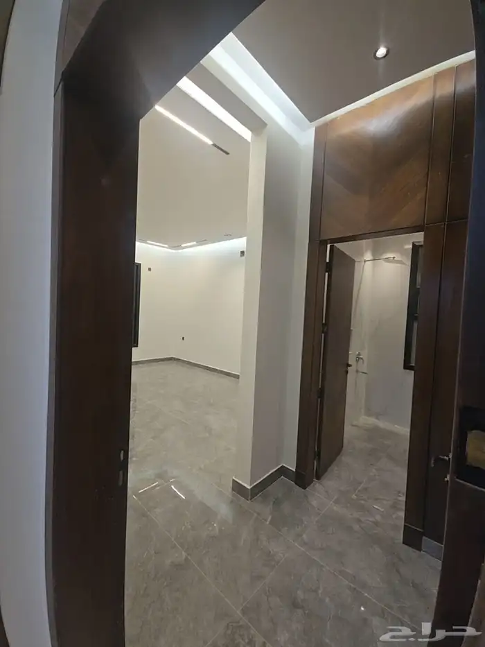 فيلا مع شقة (درج داخلي وشقة) للبيع شرق_الرياض حي الرمال 7