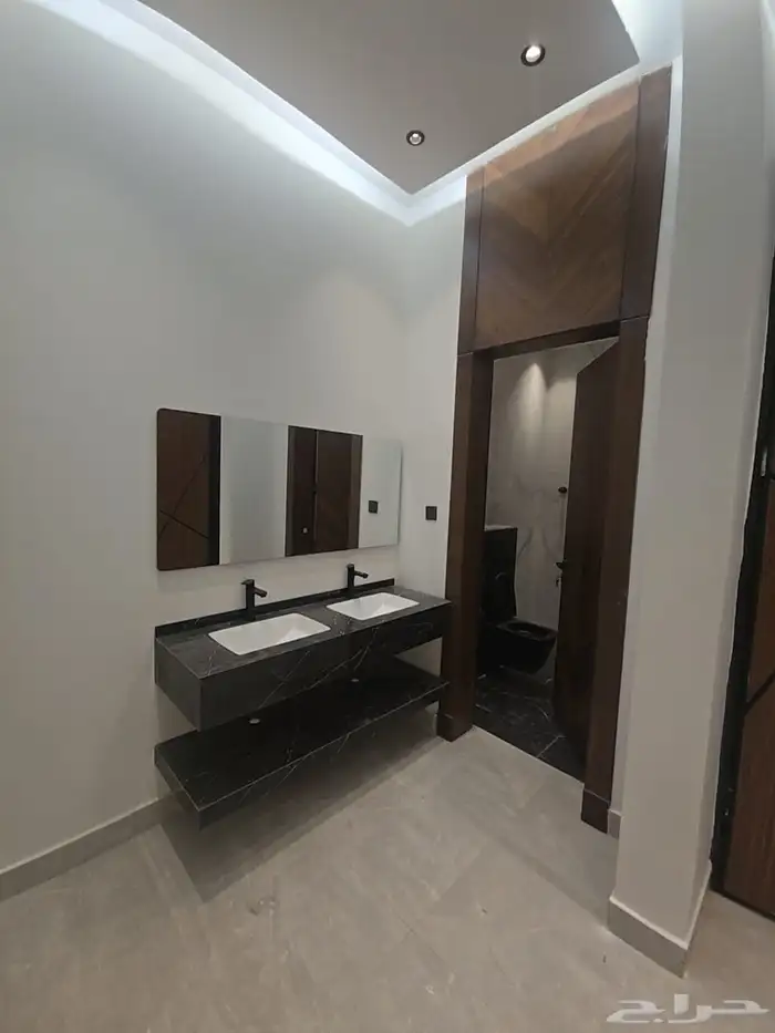 فيلا مع شقة (درج داخلي وشقة) للبيع شرق_الرياض حي الرمال 3