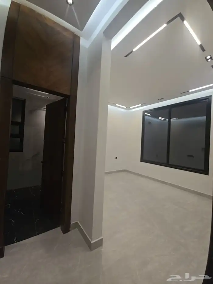 فيلا مع شقة (درج داخلي وشقة) للبيع شرق_الرياض حي الرمال 5