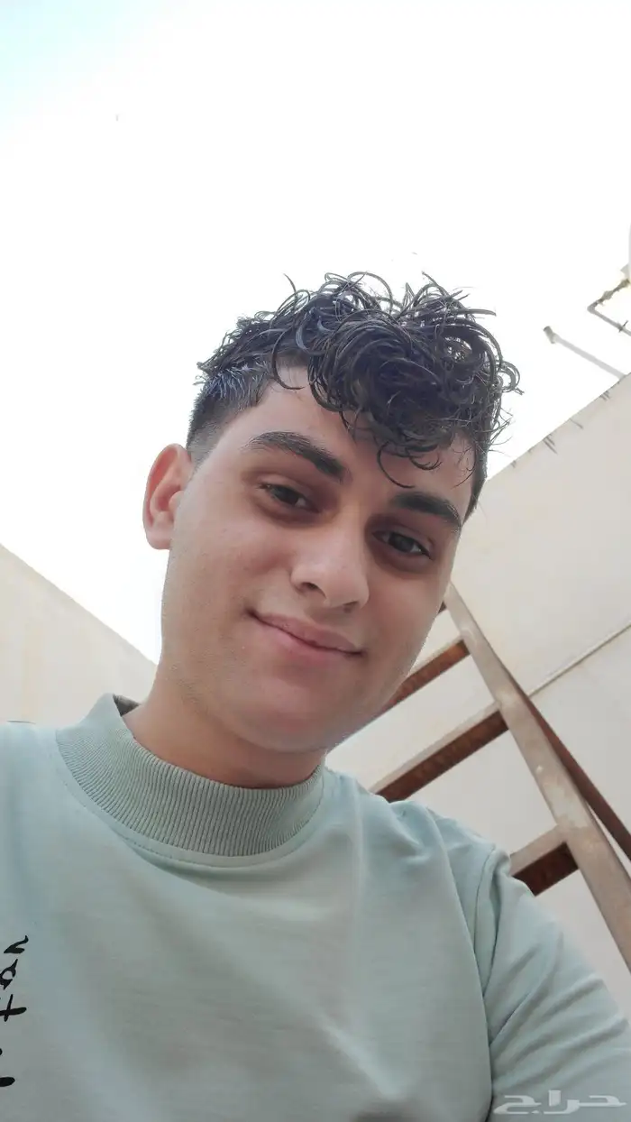 السلام عليكم اسمي بشار الجنسيه يمني ابحث عن عمل العمر 19 0