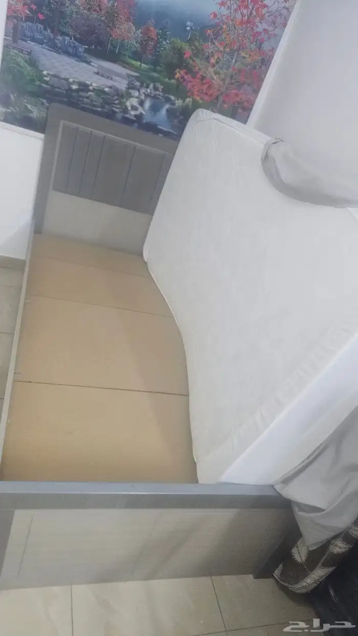 دولاب ثلاث فتحات وسريرين شبه جديد البيع مستعجل جدا 0