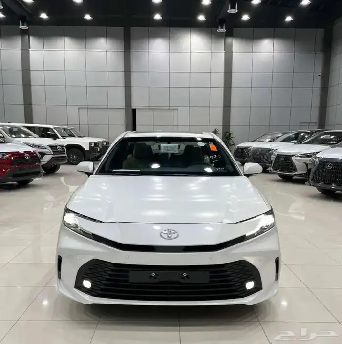 تويوتا كامري LE بنزين نص فل 2025 (122 550) شامل 2