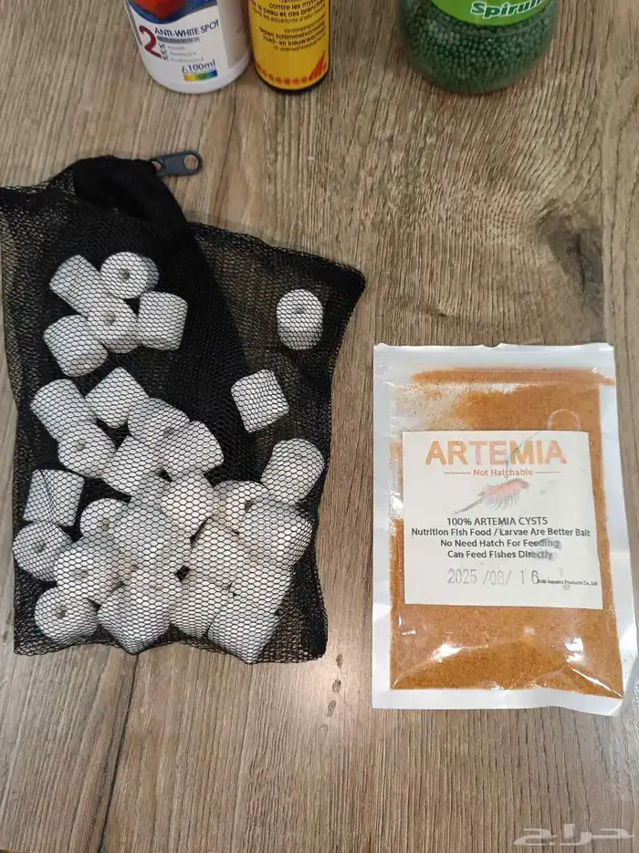 حوض اسماك مستخدم شبه جديد مع جميع مستلزماته واكل اسماك 7