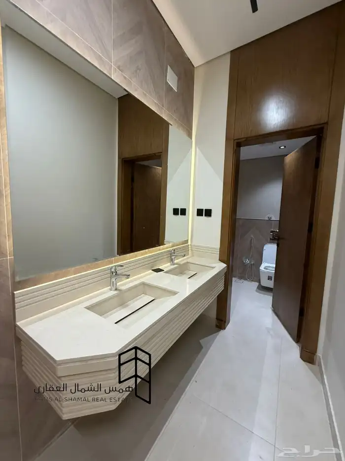 للبيع فيلا نص ارض ع شارعين حي الفلاح 11