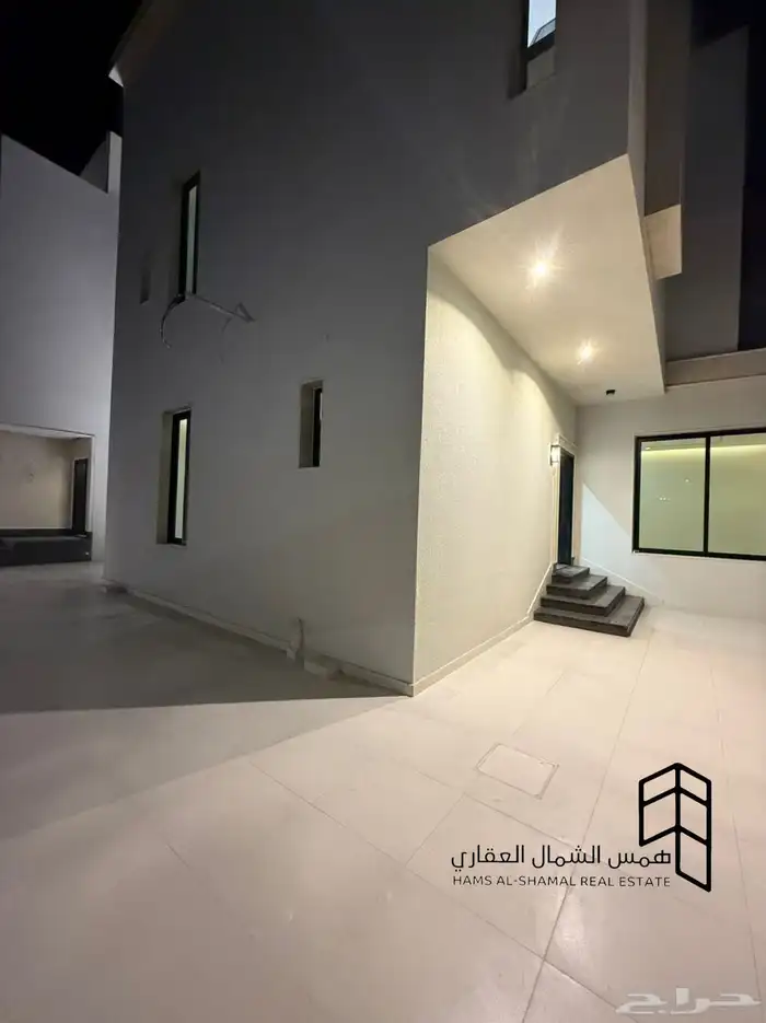 للبيع فيلا نص ارض ع شارعين حي الفلاح 8