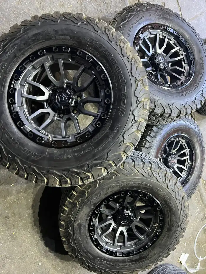 جنوط فيول مع كفرات نص حجري بي اف امريكي مقاس 285 70 17 3