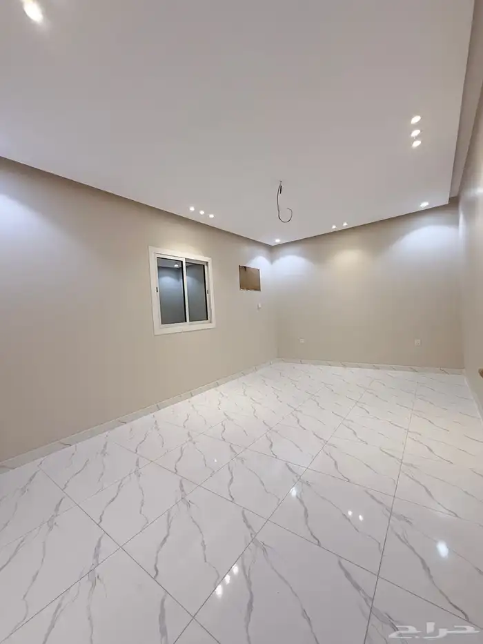 شقق وملاحق للبيع في حي التيسير 7