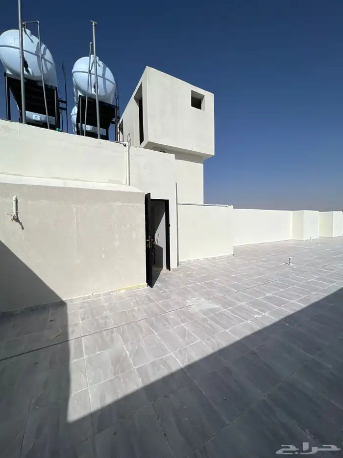 شقق دور ثاني حي البوادي سطح كامل 4