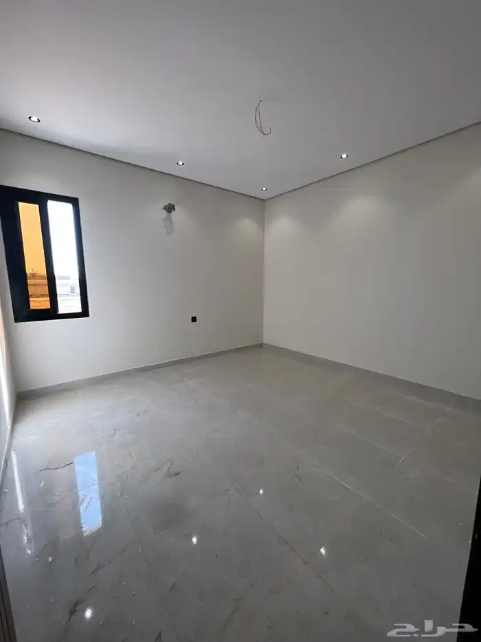 شقق دور ثاني حي البوادي سطح كامل 14