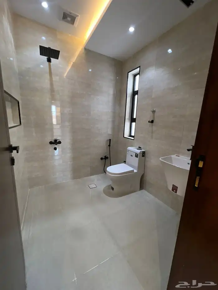 شقق دور ثاني حي البوادي سطح كامل 13